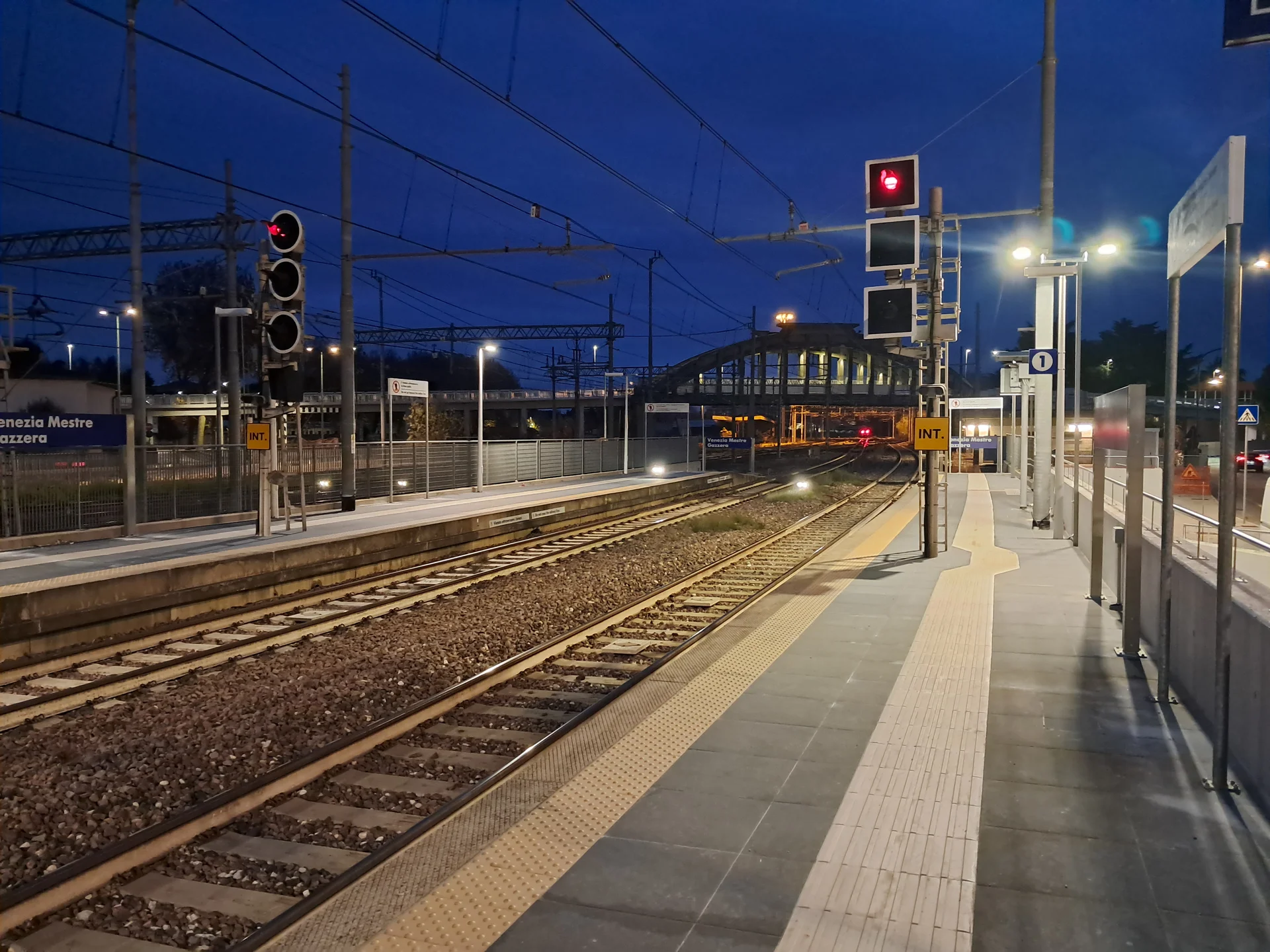 Macchinari al lavoro su cantiere ferroviario
